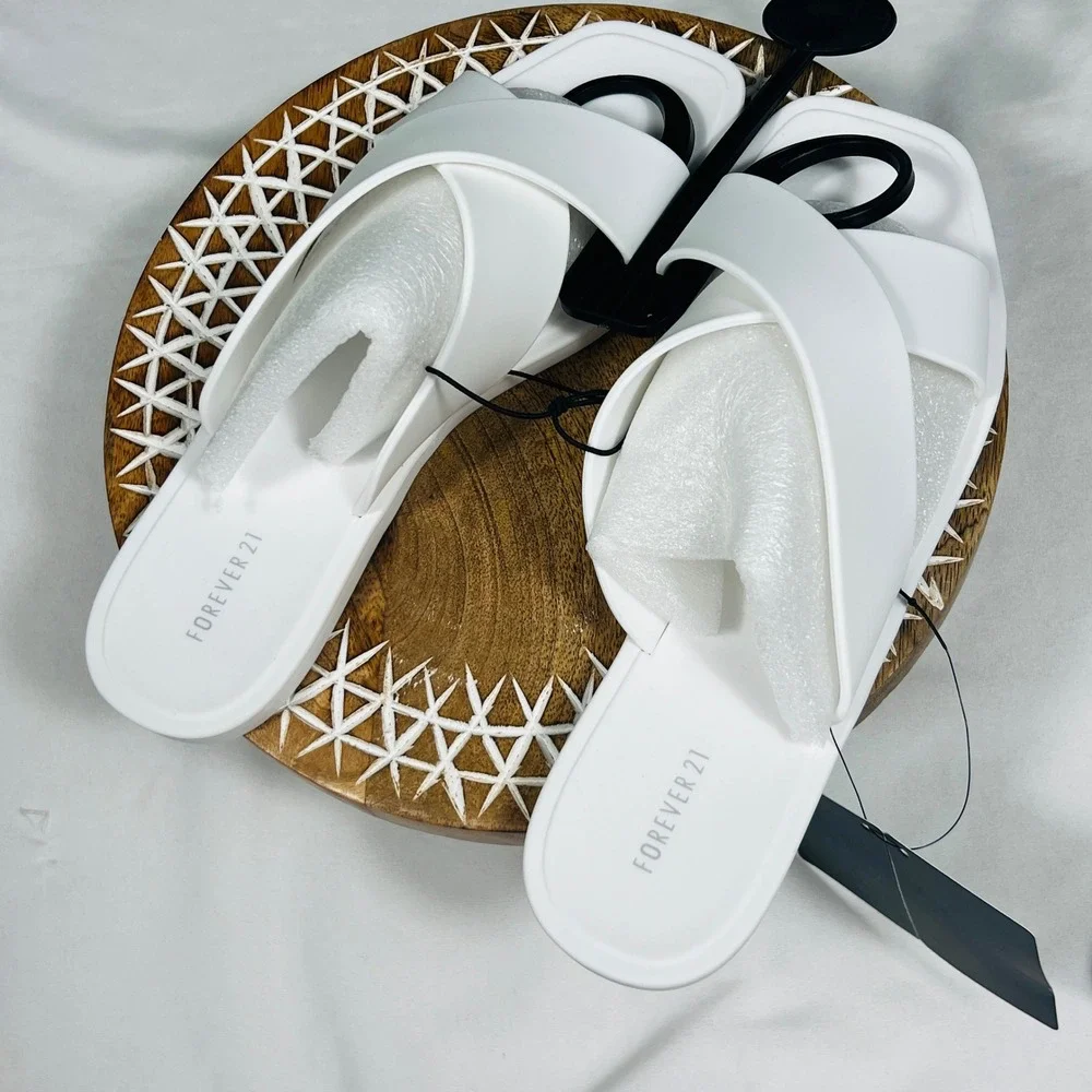 Forever 21 Women White Crisscross Slide Sandals Square Toe Flat Shoes Size 7 NEW